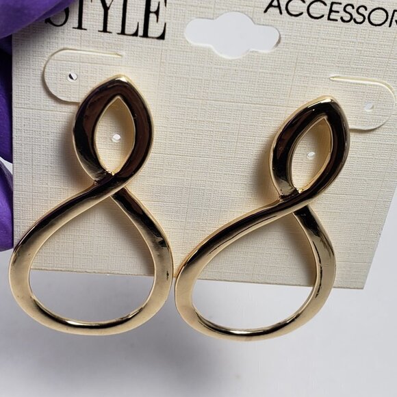 Gold-Tone Sculptural Teardrop Open Loop Earrings – Bold Modern Statement Jewelry - Picture 7 of 7